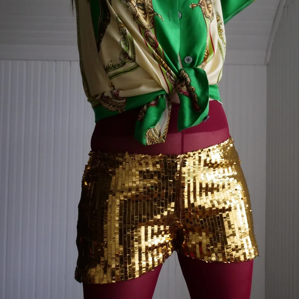 Fun‎ 90s gold sequined mini party shorts - Picture 2 of 8